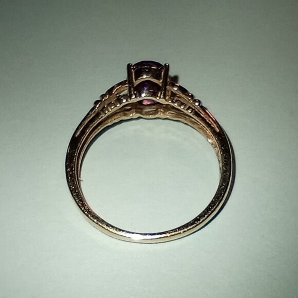 CHRISTMAS SPECIAL! 10Kt Yellow Gold Amethyst & Diamond-Accent Ring - Picture 5 of 6